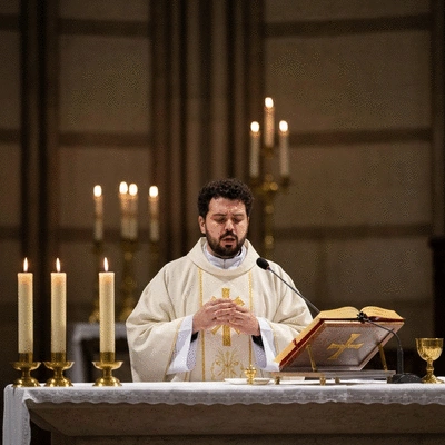 Ksiądz odprawiający Mszę Świętą za zmarłych, przedstawiający uroczystą atmosferę i duchowe znaczenie