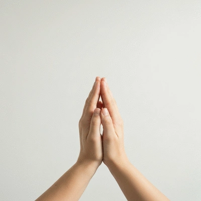 Ręce złożone do modlitwy w geście nadziei i spokoju, delikatne światło, no text, no words, no typography, clean image