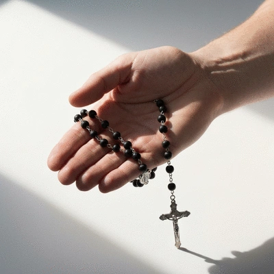 Ręce trzymające różaniec, symbolizujące modlitwę i spokój